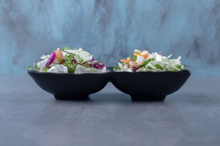 风味把磨碎的蔬菜放在碗里 放在大理石表面上营养自然美味