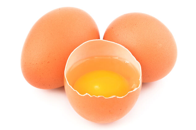 食品杂货鸡蛋在白色的表面生的蛋黄早餐