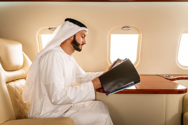 杂志坐私人飞机的商人飞机飞行舒适