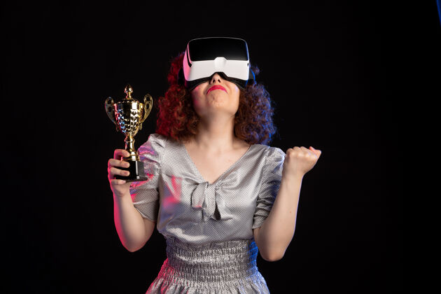 年轻女性年轻女性戴着vr耳机 在黑暗的地板上戴着杯子玩视频游戏视觉游戏视觉视频杯子