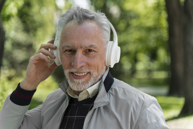 城市特写戴着耳机的老人老年人老年人科技