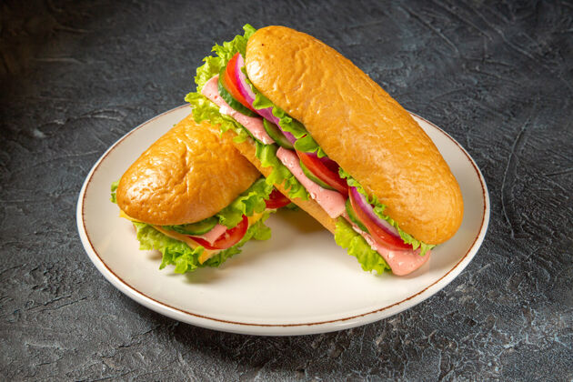 小吃美味的自制三明治放在一个白色的盘子上 黑色的凹凸不平的表面 有自由空间美食自制三明治晚餐