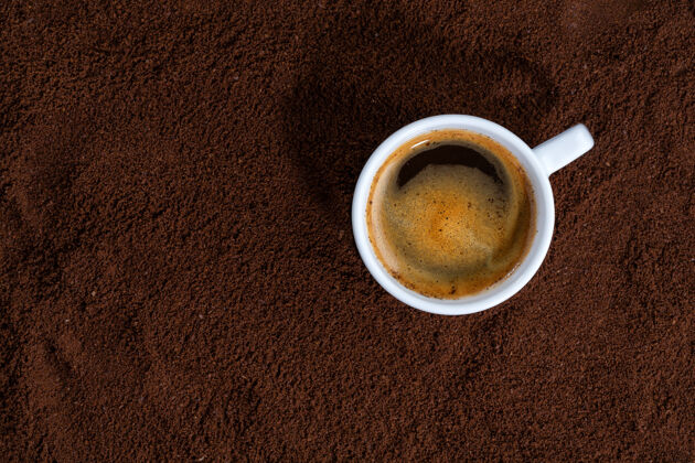 咖啡厅一杯咖啡加咖啡粉特写镜头浓缩咖啡谷物杯子