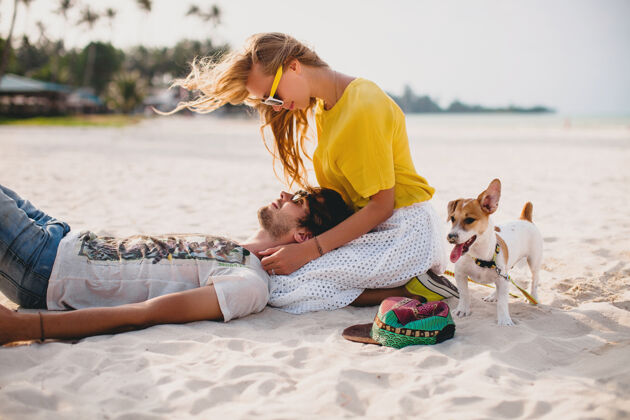 情人年轻时尚的时髦情侣在热带海滩上恋爱度假度假沙滩女性
