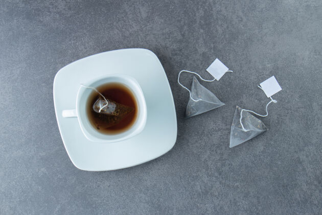 透明一杯带茶包的白热茶杯子杯子包