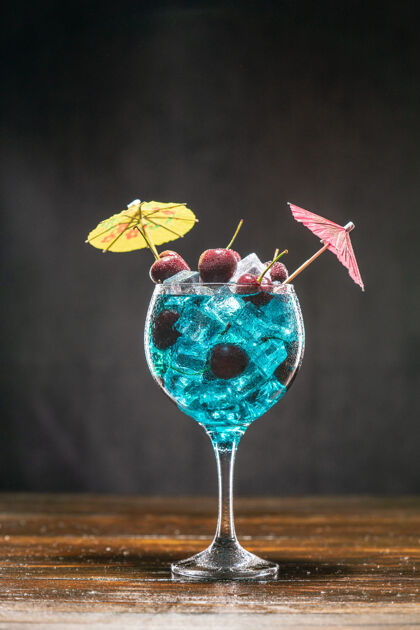 五颜六色一杯蓝色鸡尾酒 加冰和樱桃新鲜冷混合