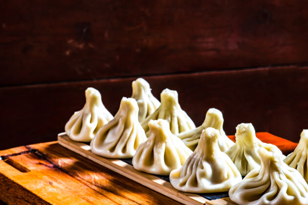 餐巾传统的格鲁吉亚饺子用胡椒粉吃美食饺子烹饪
