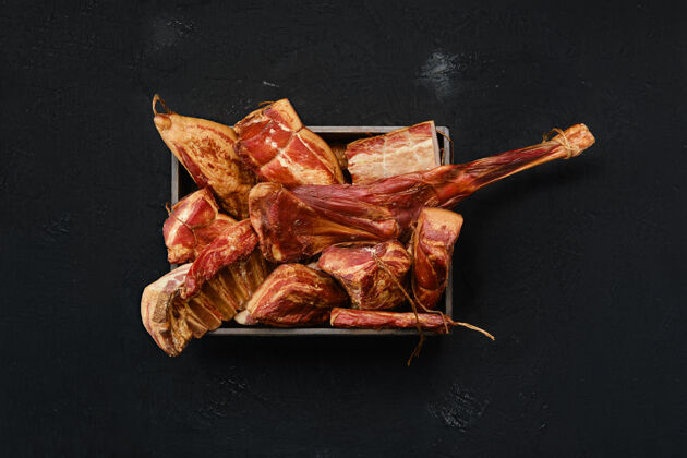 屠夫各种风干熏羊肉和牛肉装在木箱里胡椒产品乡村
