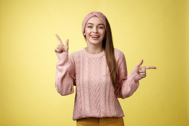 职业穿粉红色毛衣的女人大学顾客青少年