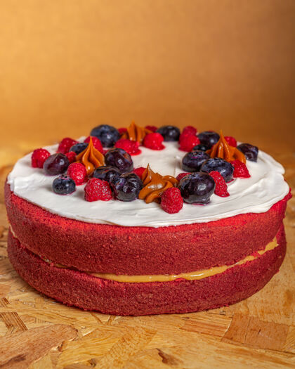奶油垂直拍摄美味的红色天鹅绒蛋糕装饰浆果在木制表面水果食品木材