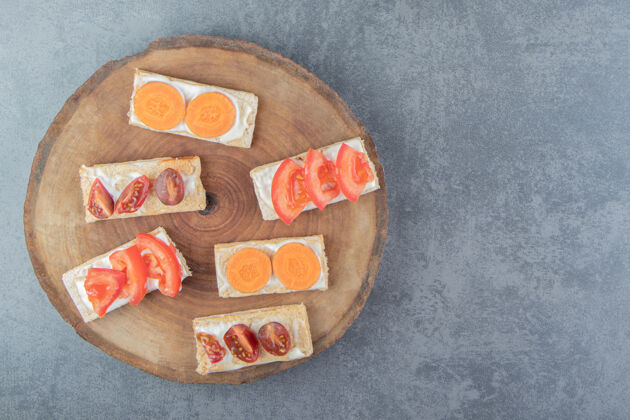 素食在木板上用西红柿烤脆面包吐司新鲜切片