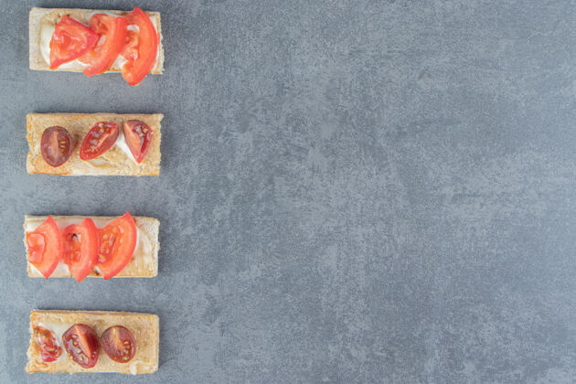 饮食酥脆的烤面包和大理石上的西红柿三明治健康食物