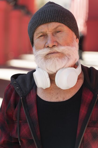生活方式戴着白色耳机的男人城市老年人老年人
