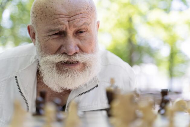 老年人特写下象棋的人象棋生活方式退休
