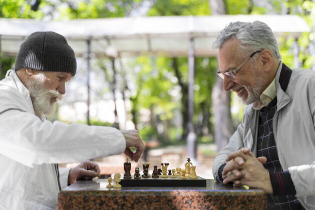 老年人近距离观察外面一起下棋的人特写老年人城市