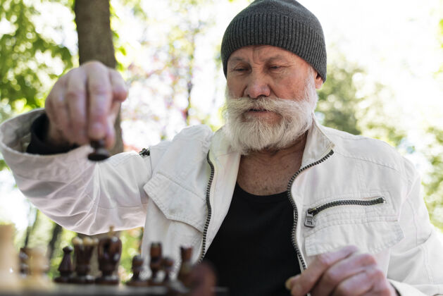 游戏中锋在外面下棋老年人退休老年人