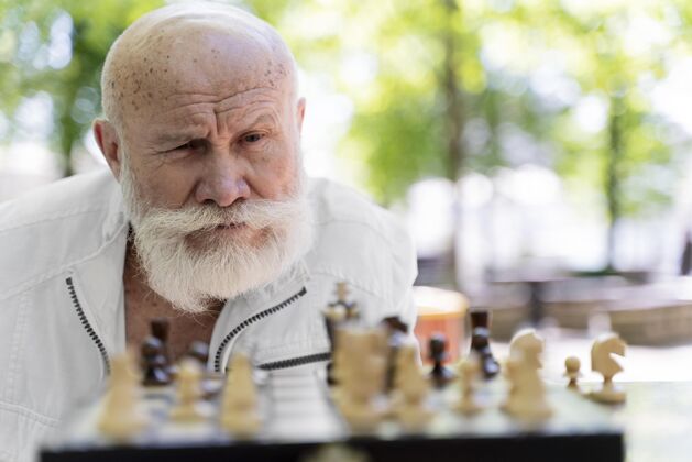 老年人特写下象棋的人国际象棋退休生活方式