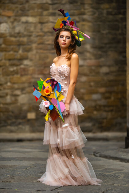 女士在意大利佛罗伦萨的戈罗瓦 一位穿着粉色婚纱 带着不寻常花束和装饰的新娘人时尚时尚