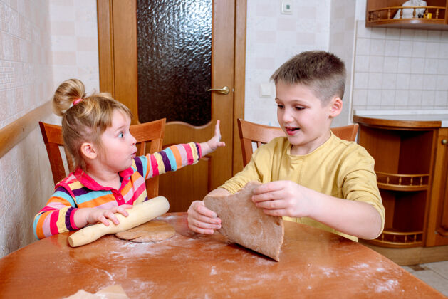童年有趣的孩子在家里烤饼干厨房快乐家庭准备一起糕点