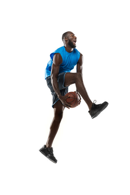 人英俊的男篮球运动员在运动和动作上被隔离在白墙上锻炼动作模特