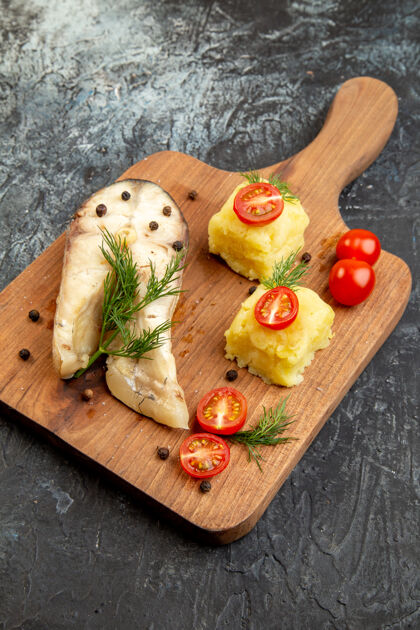 美食俯瞰图煮熟的鱼荞麦饭与西红柿绿色奶酪在木制切菜板上的冰面切割冰服务