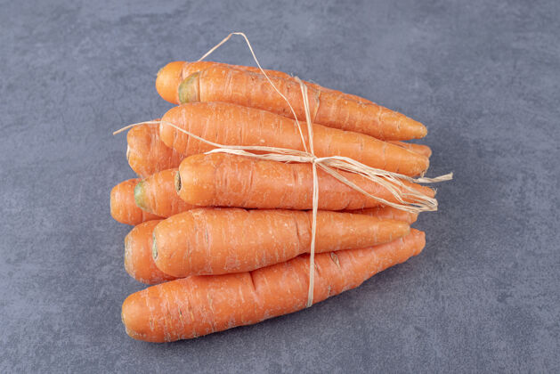 生新鲜的胡萝卜串 在大理石表面新鲜农业美味