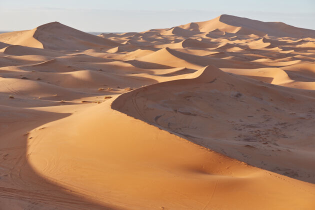 风景无尽的撒哈拉沙漠desert.beautiful日落在撒哈拉沙漠的沙丘摩洛哥非洲炎热极端干旱