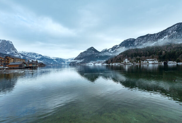 透明多云的冬季阿尔卑斯湖格兰德看到奥地利的景色山鸭子池塘