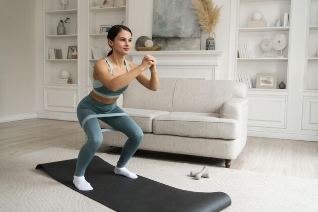 运动在家健身的女人健康健身在家锻炼