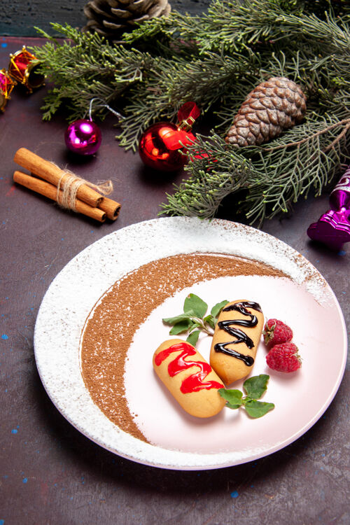 盘子半顶视图美味的甜饼干与圣诞树在黑暗的空间食物一餐饼干