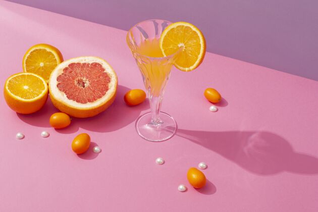 夏天美味的饮料与橘子片安排项目高角度橘子