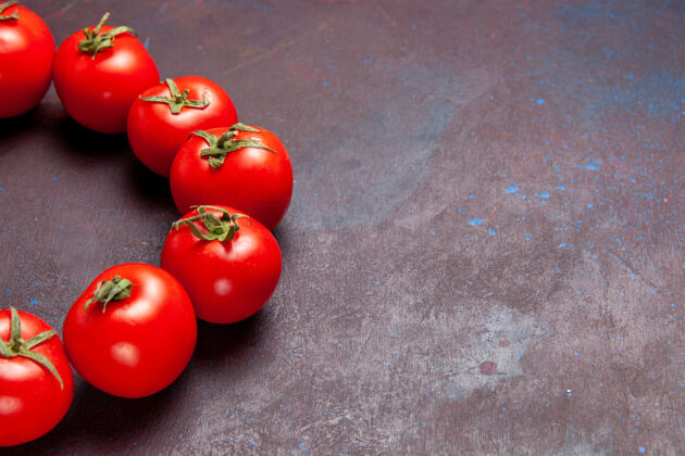 维管植物前视图新鲜的红色西红柿在黑暗的空间里盘旋健康饮食西红柿