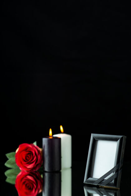 烛光带蜡烛和黑玫瑰的相框正面图葬礼火焰玫瑰