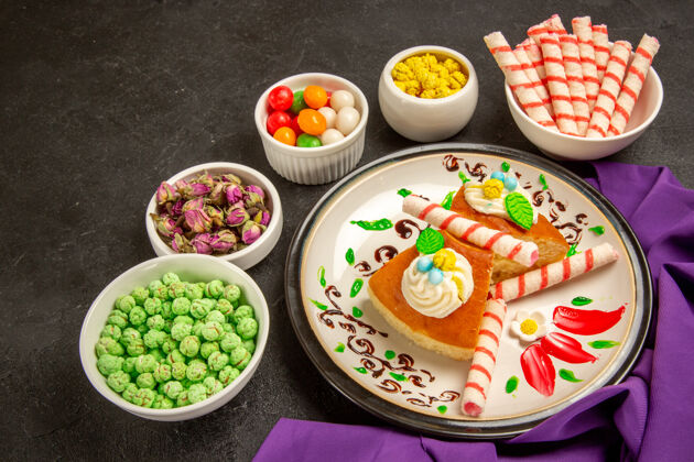 美食前视图奶油派片与紫色组织和糖果灰色空间蛋糕糖果餐
