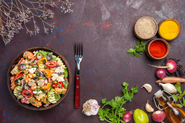 不同顶视图美味的蔬菜沙拉与不同的调味品对一个黑暗的背景健康蔬菜饮食午餐沙拉美食午餐饮食
