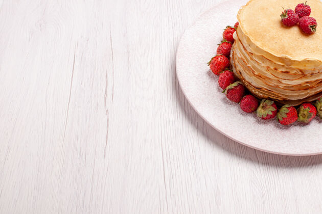美味在白色的空间里可以看到美味的煎饼和新鲜的红色草莓奶油甜点新鲜