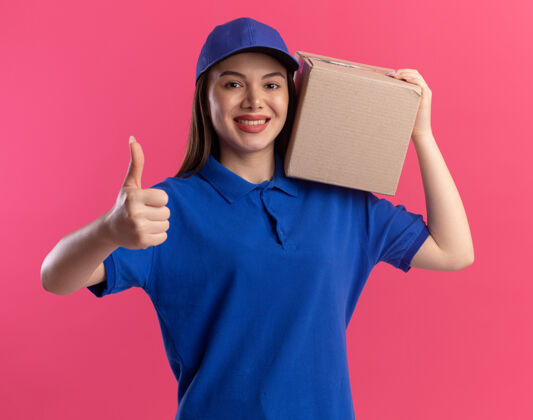 女人一个穿着制服 面带微笑的女送货员竖起大拇指 肩上扛着名片盒送货名片盒粉色