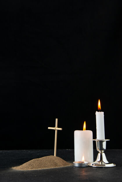 打蜡小坟墓的正面图 黑色的蜡烛庆典葬礼火焰