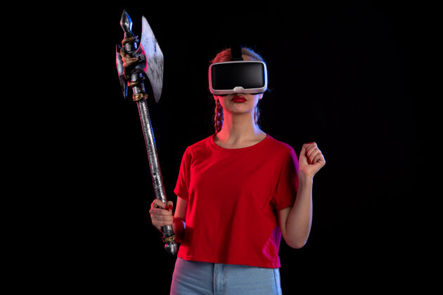 虚拟现实美丽的女性在黑暗中玩虚拟现实的前视图人游戏玩