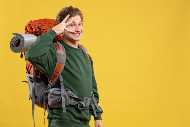 冒险正面图年轻男子背着背包准备远足度假旅游徒步旅行