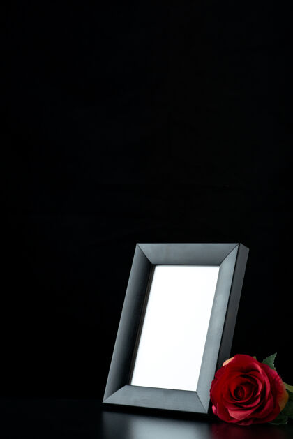 相框黑底红玫瑰相框正面图死亡相框空白