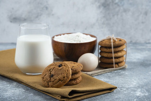 牛奶一杯热牛奶和美味的饼干放在一张灰色的桌子上木头饼干牛奶