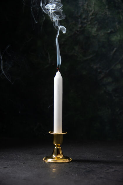 死亡在黑色的金色的立场上白色蜡烛的正面视图黑暗光庆典