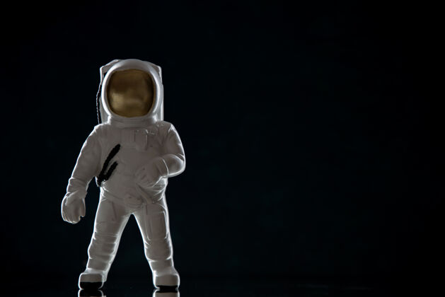 行动黑色的太空人玩具的前视图男性黑人宇航员