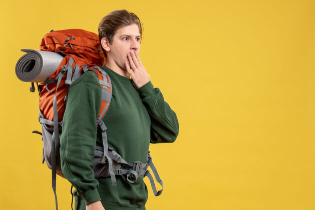 度假正面图年轻男子背着背包准备远足人冒险旅游