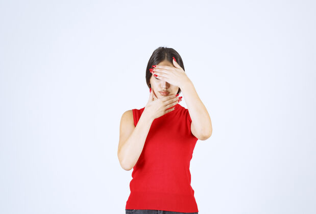 隐私穿红衬衫的女孩用手捂住脸的一部分姿势工人神秘