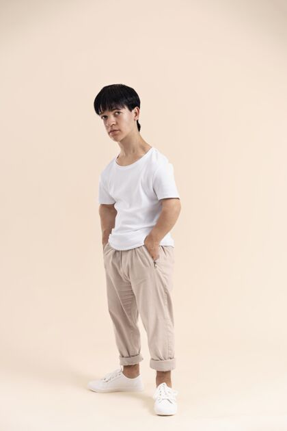 积极一个穿着白衬衫的亚洲人摆着侏儒的姿势人类舒适年轻