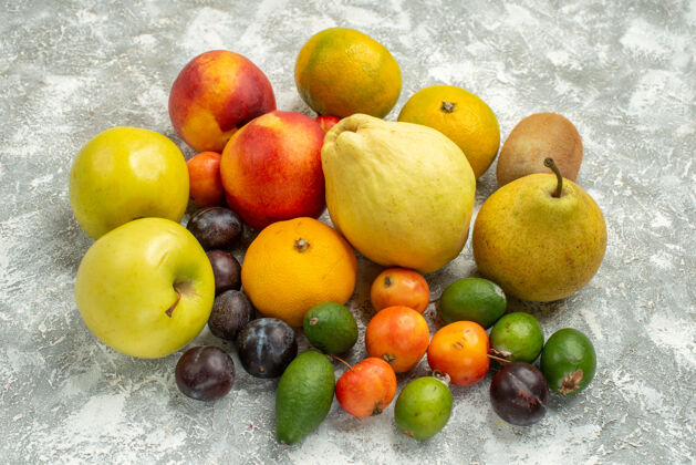 新鲜前视图不同的水果组成新鲜水果的白色空间苹果健康可食用水果