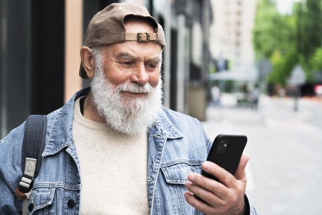 户外在城市户外使用智能手机的老人城市老年人老年人