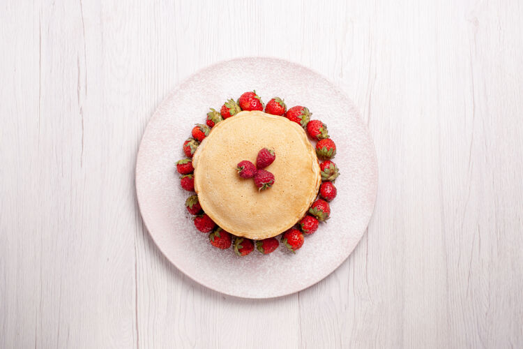 剪辑俯瞰美味的薄煎饼与新鲜的红草莓在白色背景上水果蛋糕浆果派甜饼干糖新鲜食物草莓